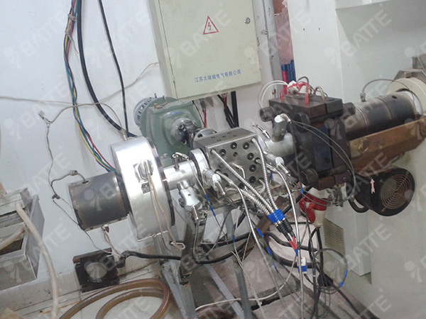 PC异型材用熔体泵安装调试现场